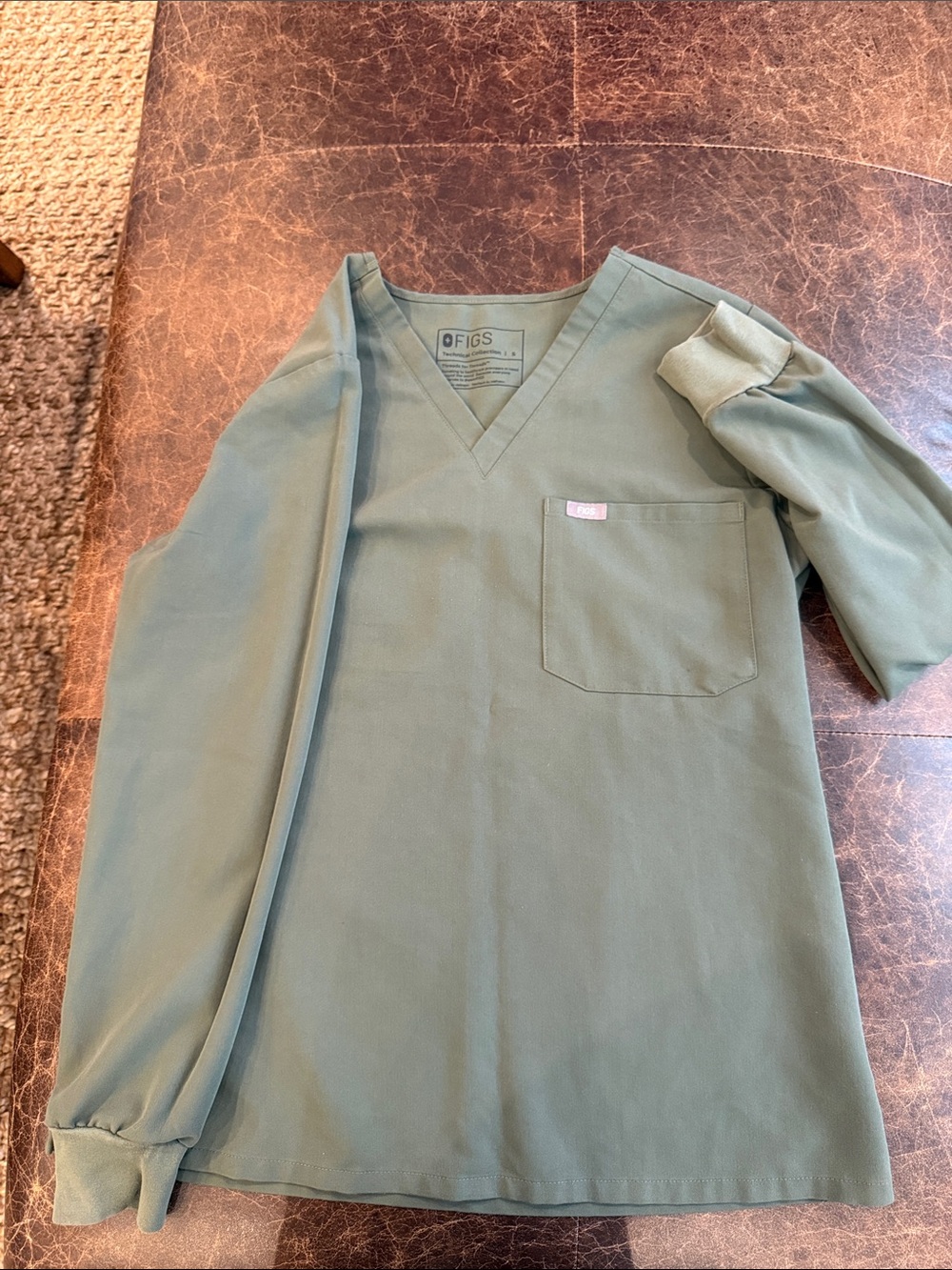 Figs women’s long sleeve V-Neck Top in Olive